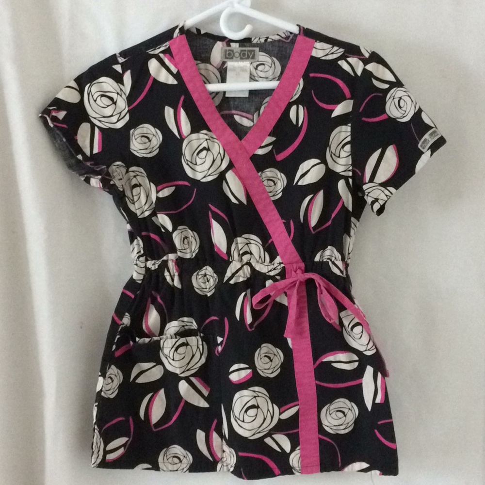Scrub Top❤️ - Picture 2 of 3